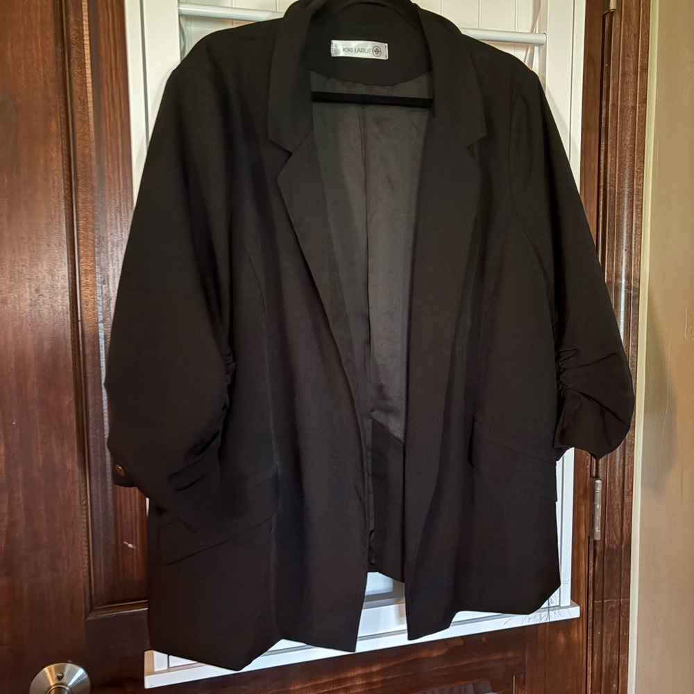 Kiki LaRue 2x Black Woman’s Blazer with Scrunched Sleeve